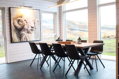 Fensalir · Hot tub, Sauna, EV & near Golden Circle