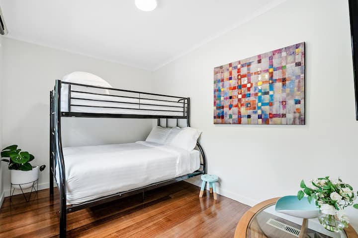 Chumba cha 4 cha kulala - Kitanda cha ghorofa (Double chini, sehemu moja ya juu)