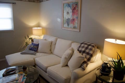 Hot Tub! Queen Bed, NEW Appliances! Sleeps 4!