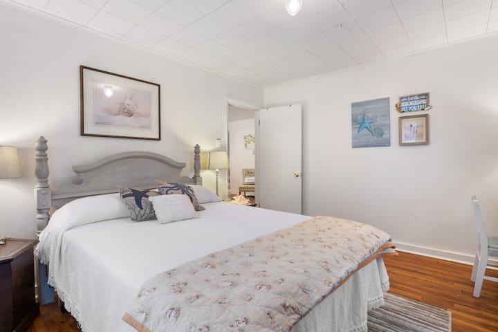 Спалнята за любители на морето предлага усещане за Флорида, където е живяла баба ми. Античната армоар дойде от маймунките ми
 „малка къща “, където ще отседнат семейството и приятелите.  Мъжките ми баби и майките ни обичат плажа, така че тази стая е за всички тях.