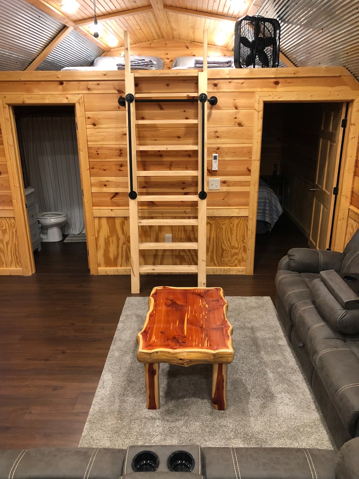 通往阁楼全尺寸床的楼梯。 请小心。这些是陡峭的，可能很难管理。请看管好儿童。 