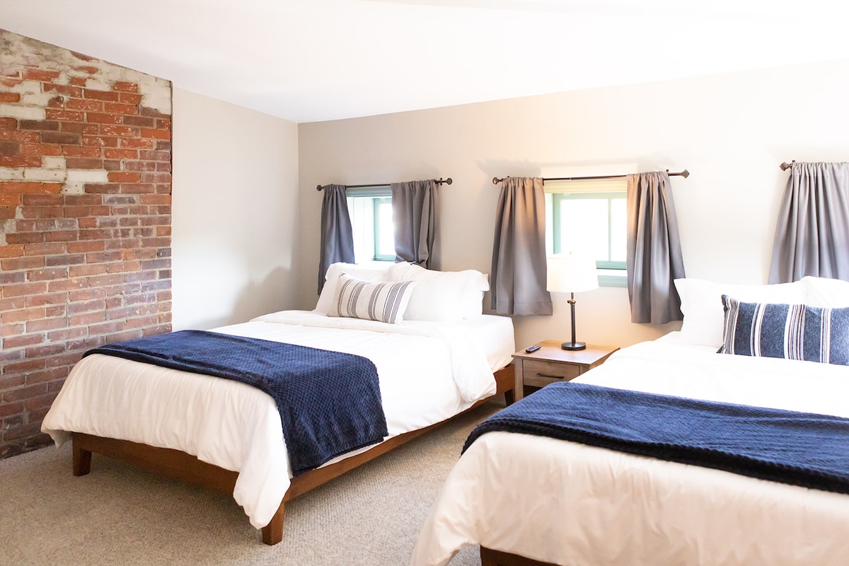 חדר אורחים עם שתי מיטות קווין סייז וטלוויזיה Roku. 