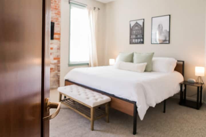 La suite principal cuenta con una cama tamaño king y un baño privado completo. 