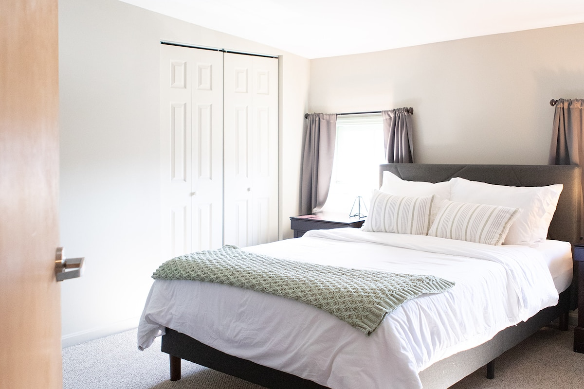 חדר שינה של אורחים קווין. פרטי ומעבר למסדרון מחדר רחצה עם שירותים. 