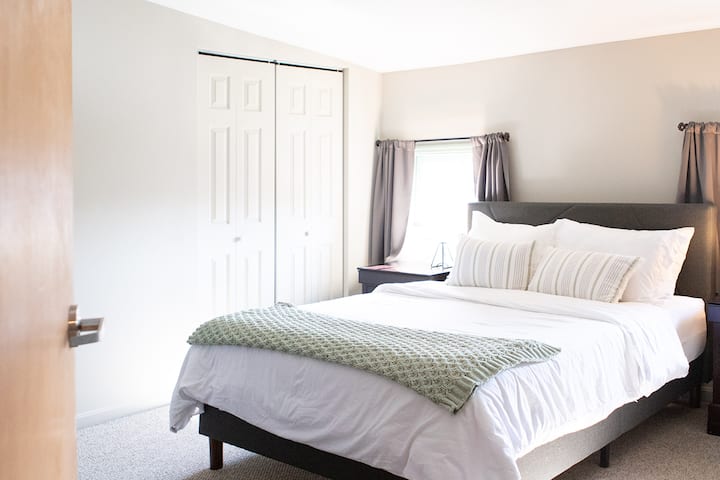 Dormitorio de invitados Queen. Privado y al otro lado del pasillo de un baño completo. 