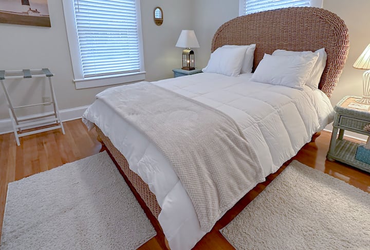 تحتوي غرفة النوم الرئيسية على مرتبة كينجز داون بحجم كوين.