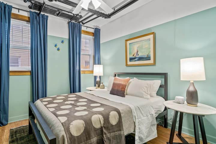 Hay mucho espacio para que todos duerman profundamente.  Bueno, hasta que los extraños pájaros vintage en la pared hagan su trabajo por la mañana.  