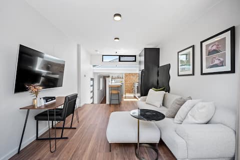 Popular Airbnb listing: Chic Hobart Apartment in Hobart