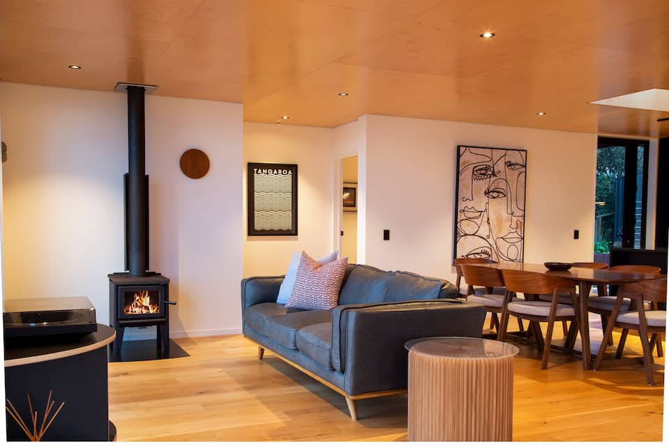 A black-timber house above Piha Beach, Piha, Auckland, New Zealand, photo 5 of 10
