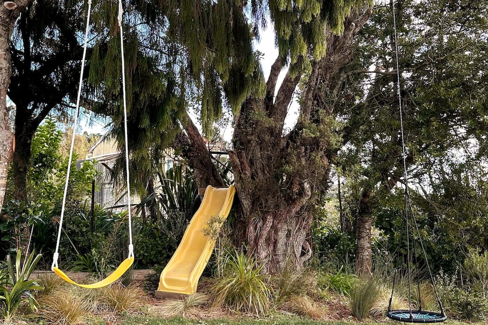 A black-timber house above Piha Beach, Piha, Auckland, New Zealand, photo 2 of 10