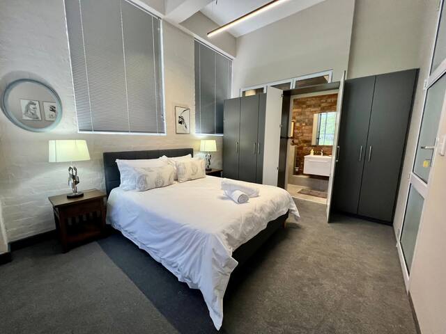 No load-shedding Spacious De Waterkant Apartment gallery image 3