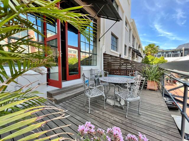 No load-shedding Spacious De Waterkant Apartment gallery image 2