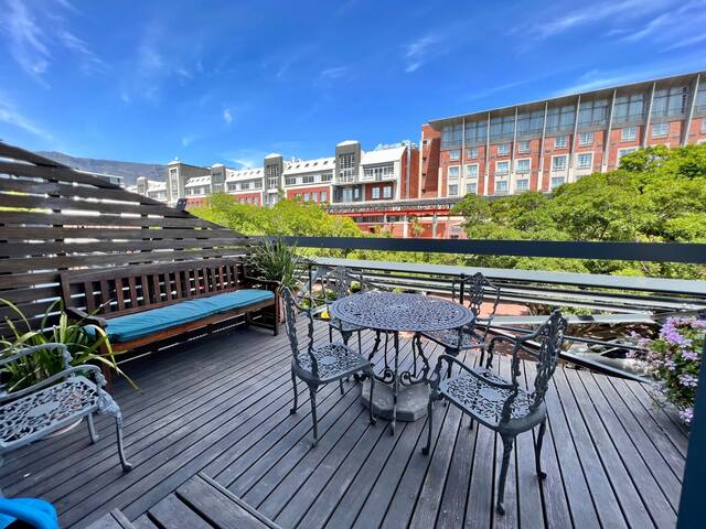 No load-shedding Spacious De Waterkant Apartment gallery image 4