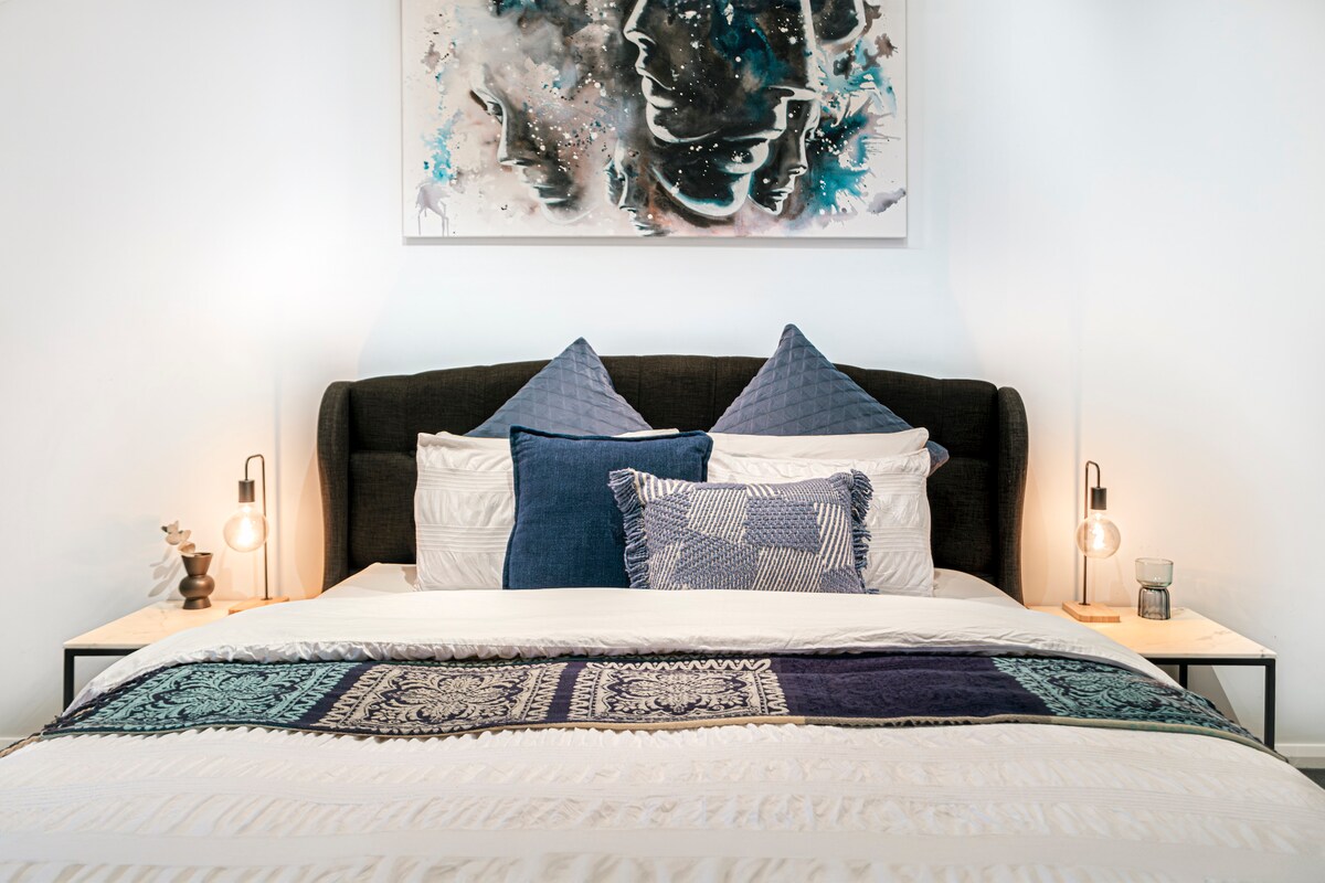 Dormitorio principal con aire acondicionado y cama tamaño king.