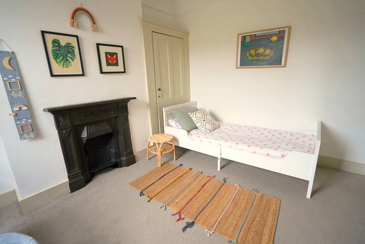 3e chambre avec lit bébé et lit pour tout-petit