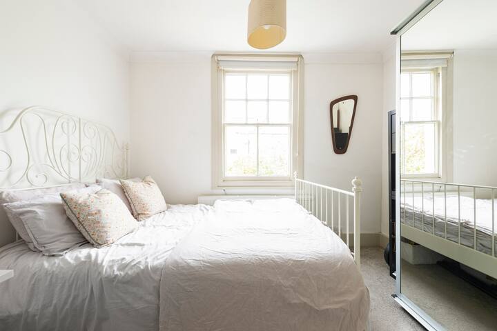 2e chambre à coucher avec lit double et espace bureau