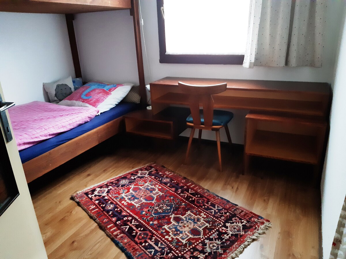 配备双层床和私人水槽的儿童房