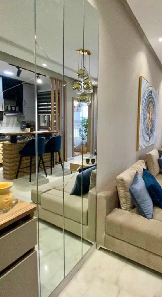 Espejo gigante en toda la pared 