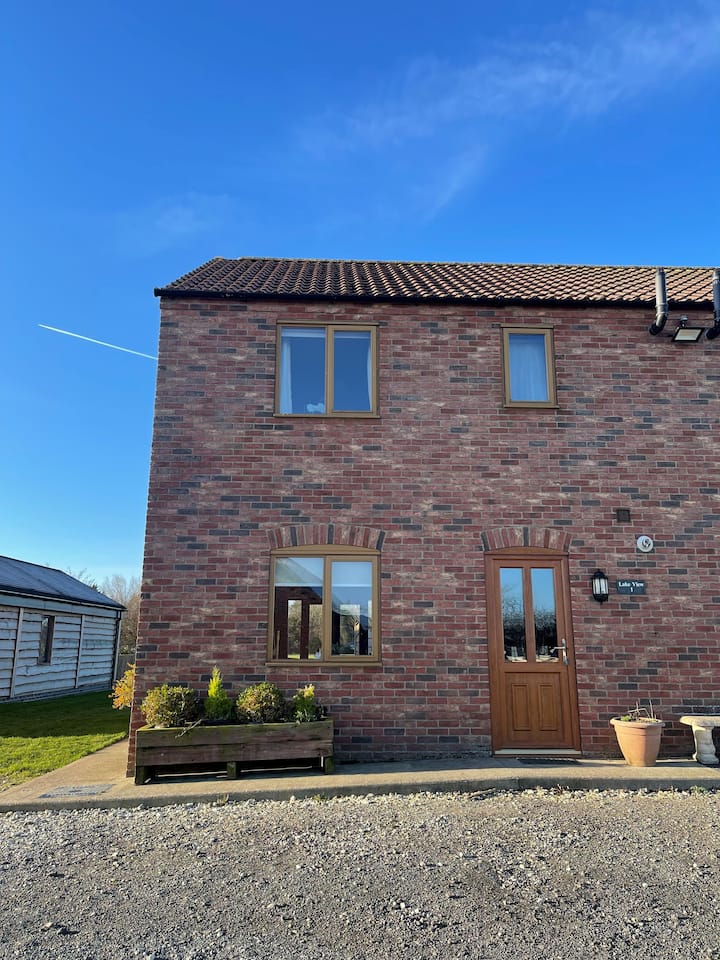 Lake View 1 Family cottage with hot tub Houses for Rent in Maltby le Marsh, England, United