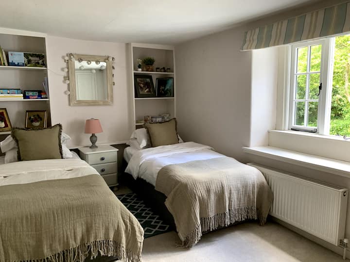 Pekná dvojlôžková izba s výhľadom na záhradu.