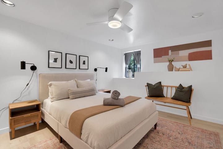 استمتع بنوم هانئ بإقامة مرتبة بحجم كوين فوم جديدة في ديكور مستوحى من بوهو.