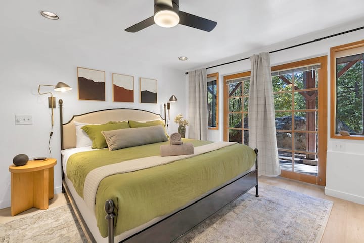 غرفة نوم رئيسية بسرير كينج وتلفزيون وماكينة قهوة صغيرة.

جرب أغاني الطبيعة الصباحية مباشرة من سريرك، مع صخور Idyllwild المميزة!

لا تنخدع الدرج، أيها السيد أيضًا في الطابق الأول!

