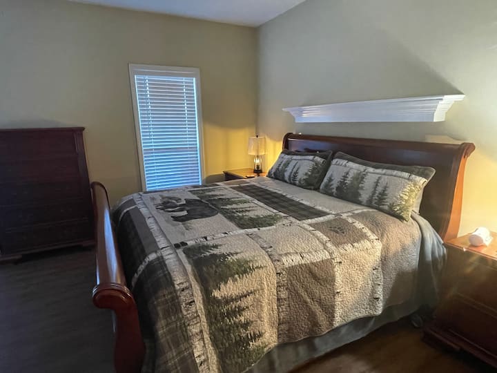 Hlavná spálňa s manželskou posteľou King na hlavnom poschodí