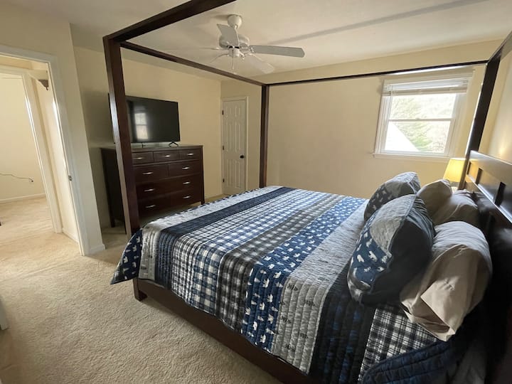 Spálňa 3 s manželskou posteľou King a televízorom s veľkou obrazovkou