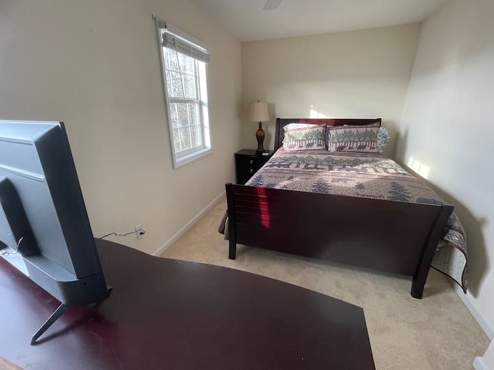 Spálňa 2 s manželskou posteľou a televízorom s veľkou obrazovkou