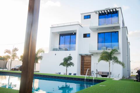 Cheerful five bedroom villa with pool