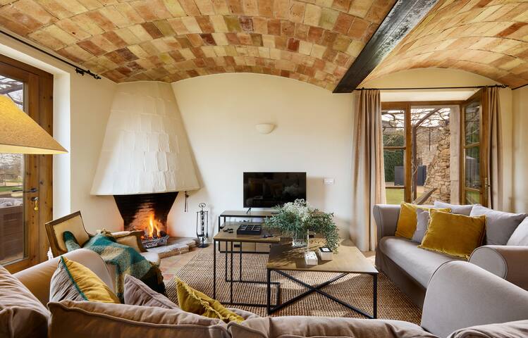 Turisme rural Mas Ametller – Casa de pedra i jardi