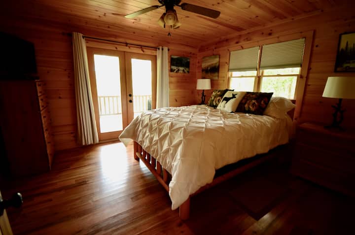 Spavaća soba na glavnom katu, bračni krevet (160x200).  Ova spavaća soba ima vlastiti TV i privatni pristup vanjskoj terasi na glavnom katu.