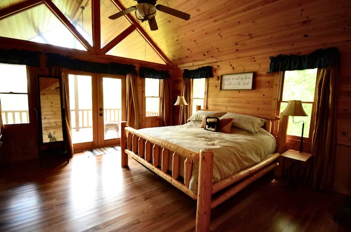 Na katu je spavaća soba s bračnim krevetom, ormarom, vlastitom kupaonicom pune veličine i privatnim balkonom