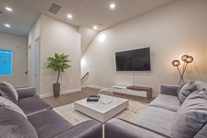 New Crisp Townhome – Knox/Lower Greenville! gallery image 5