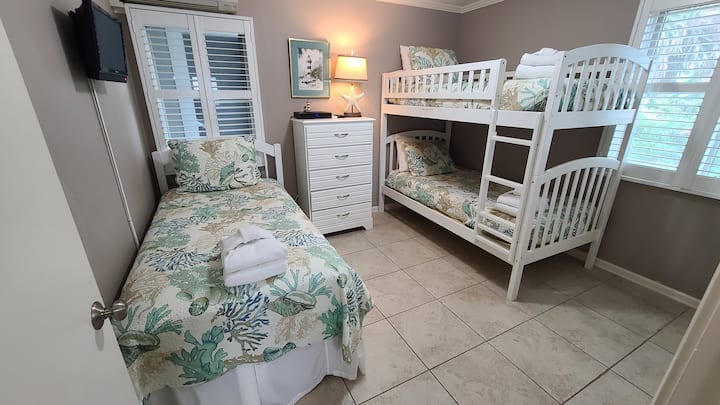 Chumba cha 2 cha kulala kina vitanda 3 pacha, kabati la kujipambia na kabati la kuhifadhia, luva za mashamba na mfumo wake wa hewa uliogawanyika!