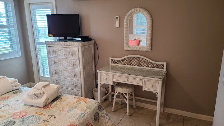 Chumba kikuu cha kulala kina televisheni na Dawati na kina ufikiaji wa baraza!