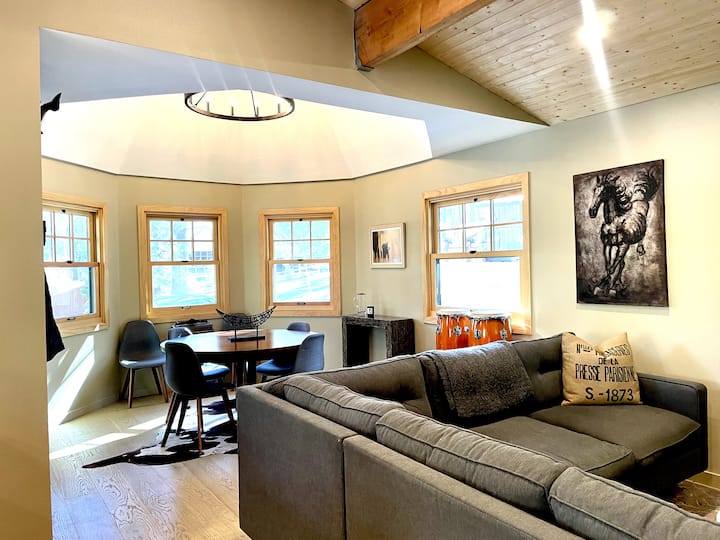 Cozy Modern Cabin Nestled In The Trees And Town - Wrightwood, CA