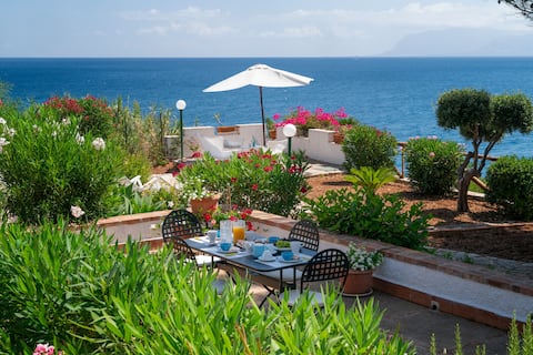 Villa with beautiful view and private access to the sea