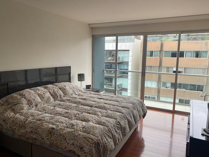 Მთავარი საძინებელი დიდი საწოლით, სააბაზანოთი და ტერასით წყნარ ქუჩაზე