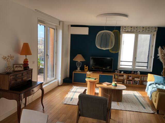 Magnificent apartment with terrace in the center gallery image 2