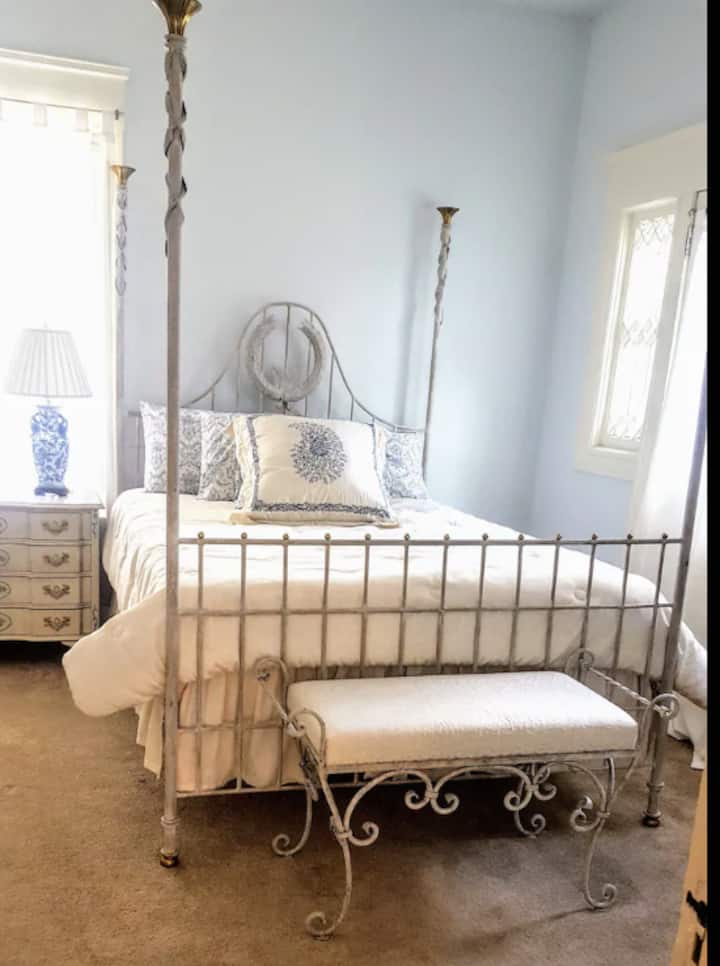 Druhá spálňa, vhodná pre manželskú posteľ s manželskou posteľou Queen a rozkošným toaletným stolom.