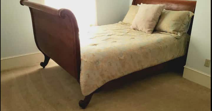 Tretia spálňa s posteľou na saniach z prelomu storočia.  