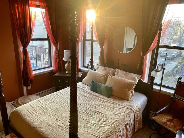 Cozy 3 Bedroom Apartment One Train Stop to NYC gallery image 2