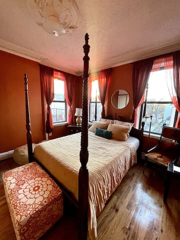 Cozy 3 Bedroom Apartment One Train Stop to NYC