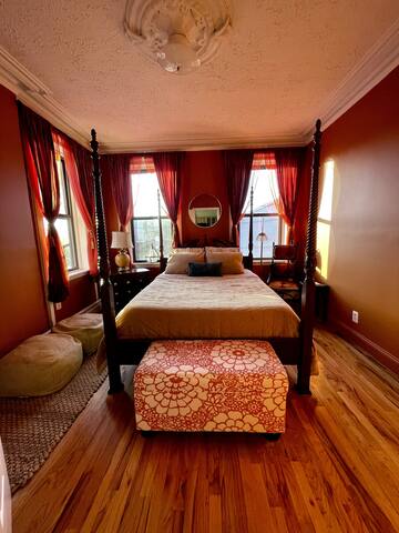 Cozy 3 Bedroom Apartment One Train Stop to NYC gallery image 3