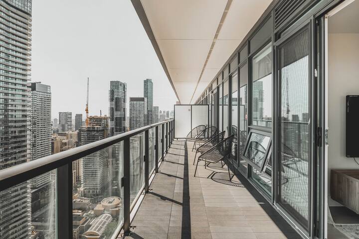 Toronto Low-Penthouse Condo w/ Free Parking gallery image 3