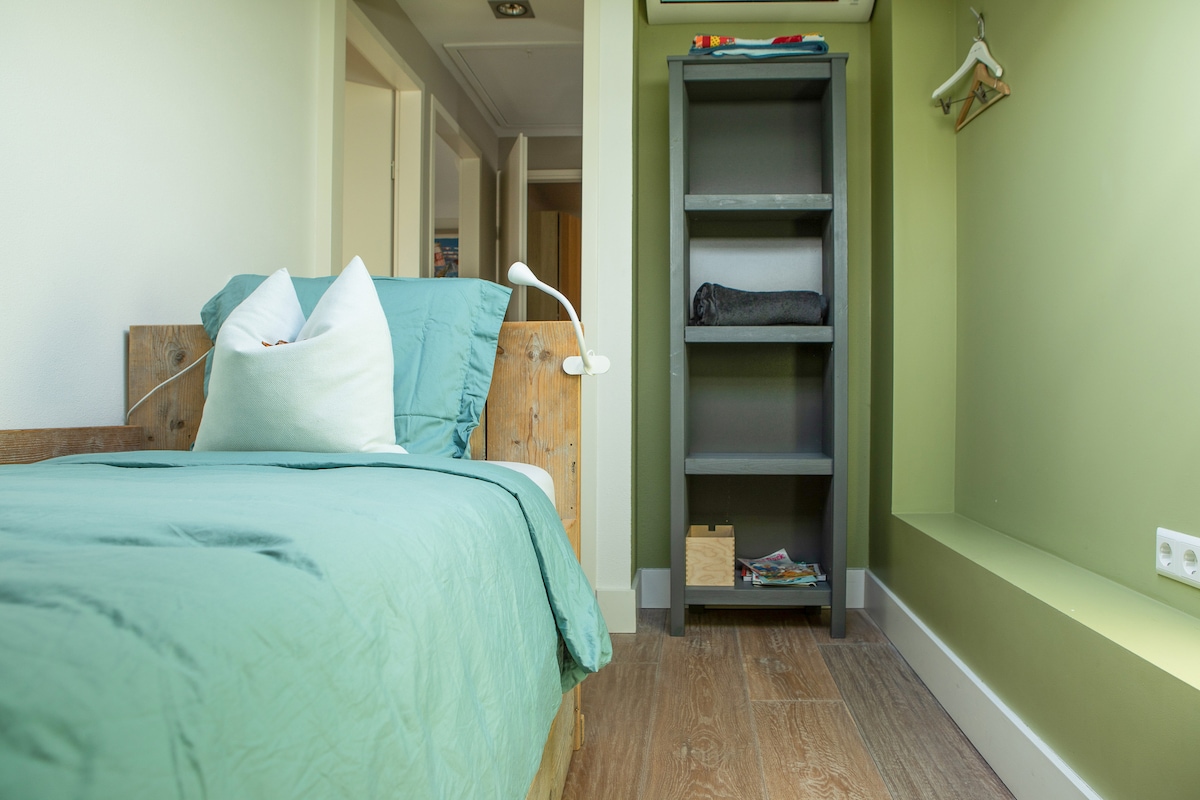 Chumba cha kulala cha 3Bed 90 x 200Air conditioning & heatingWindows with solar eclipse & mosquito net Su enough storage space in drawer and cupboardDimmed lights