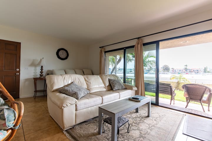 Beach Front 2 Bd. 1 Ba. Apartment- Sleeps Up To 6! - Long Beach, CA