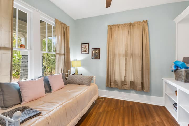 Sofá cama en la oficina para que lo use el quinto huésped.