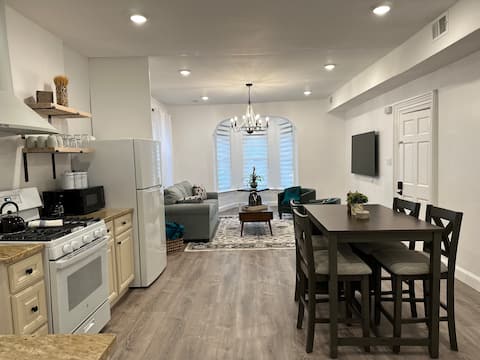 Lovely 1 BR Free Parking, Close to Light Rail